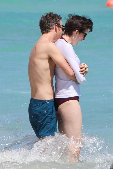 Relax e divertimento per Anne Hathaway in vacanza a Miami