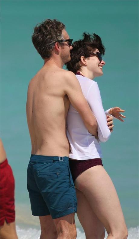 Relax e divertimento per Anne Hathaway in vacanza a Miami
