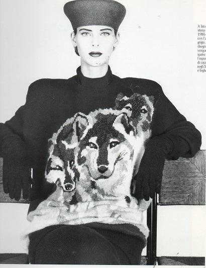 Krizia 1986-87 - Completo in maglia , decorato con l'animale dell'anno il lupo. - Foto Giovanni Gastel