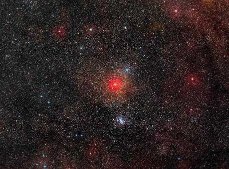 HR 5171 è la stella più brillante appena sotto il centro di questa immagine a grande campo. Crediti: ESO/Digitized Sky Survey 2