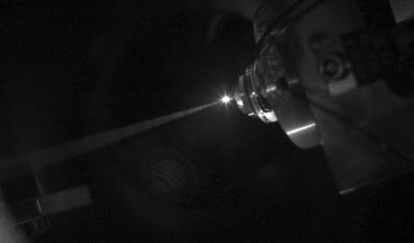 Filmato che mostra il getto laser che riscalda il campione di idrogeno liquido. Crediit: Sven Toleikis/DESY