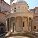Il Tempietto di San Pietro in Montorio detto anche Tempio del Bramante si trova sul Gianicolo ed è una piccola Chiesa dalle forme classiche e una perfetta simmetria