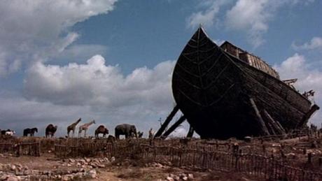 e questa è l'arca di Noè secondo il film 'La bibbia' del 1966 diretto da John Huston
