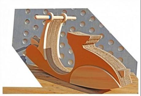 Vespa a dondolo di legno e cartone, un designer campano vola in Cina Vespa