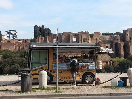 I camion bar che umiliano Roma e solo Roma. Nuova carrellata di immagini per tenere allenato l'occhio e non abituarsi. Mai