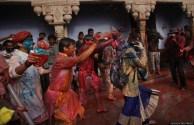 Lathmar Holi 2014: 12 Foto mozzafiato per vivere tutti colori dell’India