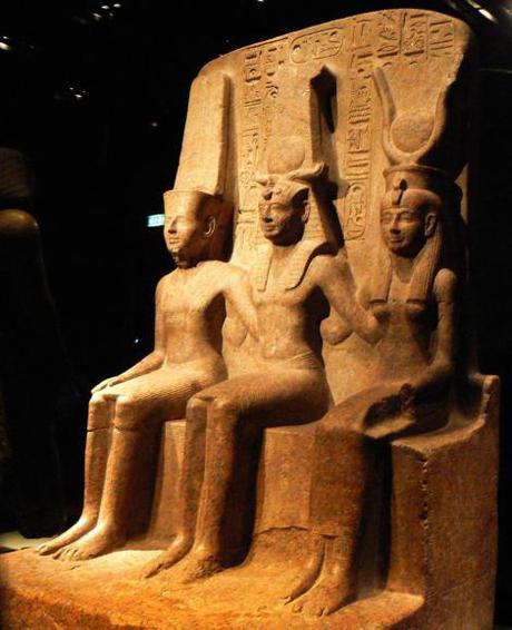 Triad_of_Ramesses_II_with_Amun_and_Mut