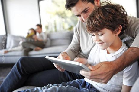 famiglia-digitale-papà-tablet genitori