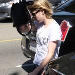 Hillary Duff chiama la polizia, Emma Roberts copre il volto08