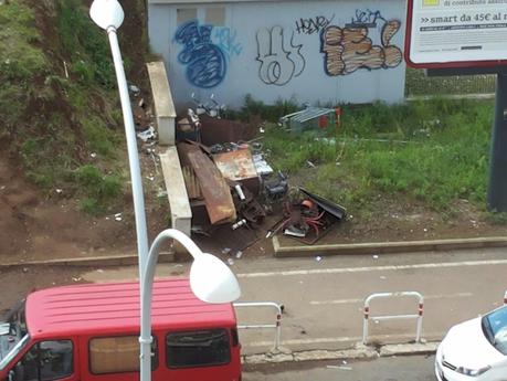 ROMA E' ORMAI TOTALMENTE FUORI CONTROLLO, UNA CITTA' IN CUI OGNUNO FA QUEL CAZZO CHE GLI PARE! ECCO COSA TI PUO' CAPITARE DI VEDERE AFFACCIANDOTI DAL TERRAZZINO DI CASA..