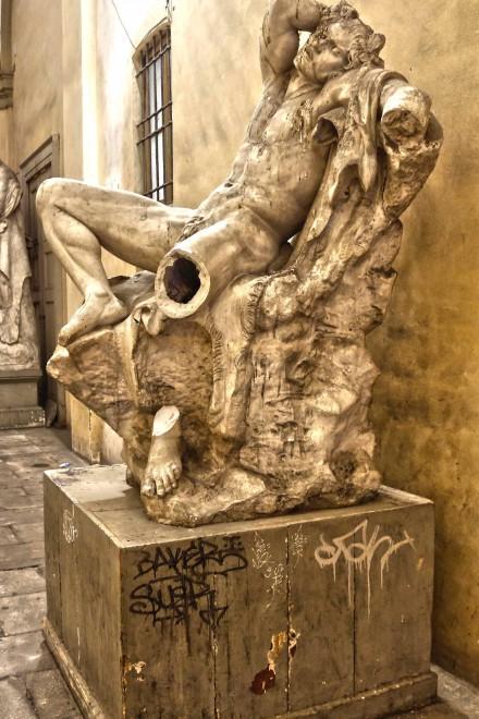 Brera, statua danneggiata dal selfie di uno studente