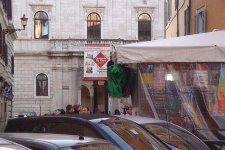 QUELLO LI' DIETRO E' PALAZZO DELLA CANCELLERIA, UNO DEI PIU' BEI PALAZZI RINASCIMENTALI DI ROMA. NO COMMENT