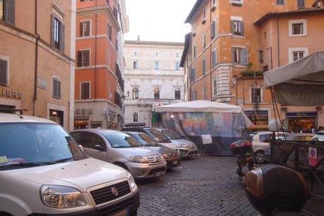 QUELLO LI' DIETRO E' PALAZZO DELLA CANCELLERIA, UNO DEI PIU' BEI PALAZZI RINASCIMENTALI DI ROMA. NO COMMENT