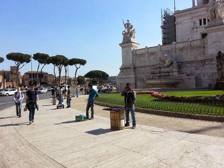Commercio ambulante abusivo a Roma. La fotogallery definitiva&umiliante per il genere umano da guardare e condividere