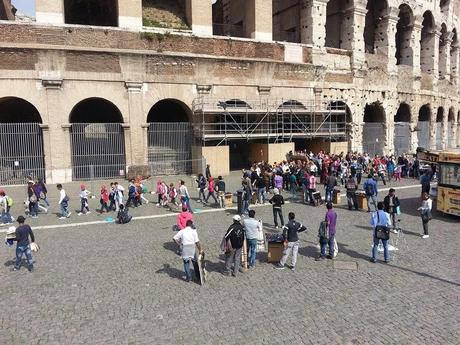 Commercio ambulante abusivo a Roma. La fotogallery definitiva&umiliante per il genere umano da guardare e condividere