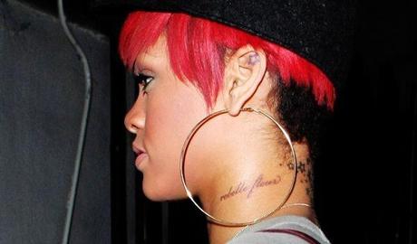 Rihanna, tutti i suoi tatuaggi... compresi quelli con errori grammaticali