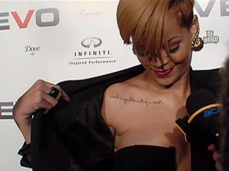 Rihanna, tutti i suoi tatuaggi... compresi quelli con errori grammaticali