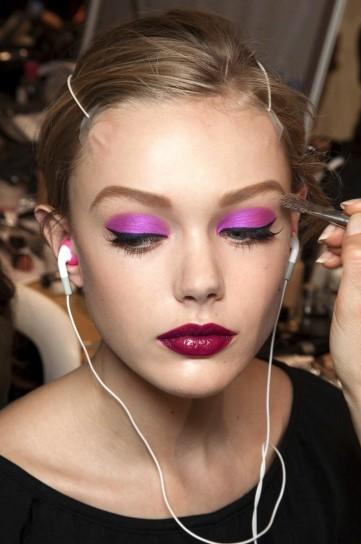 a trucco-occhi-radiant-orchid-con-eyeliner-nero