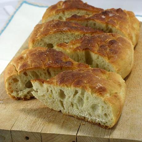 Focaccia all'olio d'oliva, patate e germe di grano