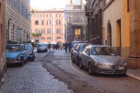 ITALPECETTA COLPISCE ANCORA! L'ORRENDO SGARRO DI VIA DI MONSERRATO, A POCHI METRI DA PALAZZO FARNESE. IL CENTRO STORICO STUPRATO COL PIEDE DI PORCO