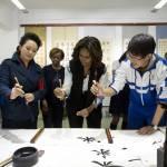 Michelle Obama scrive ideogrammi in una scuola di Pechino (foto)