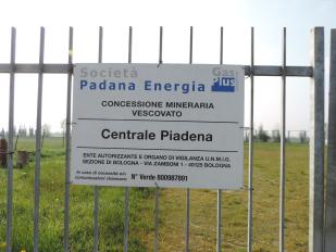 Il cartello di Padana Energia, sul cancello del pozzo