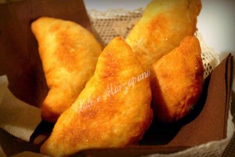 PANZEROTTI (CALZONI) FRITTI CON LIEVITO MADRE PANZEROTTI (CALZONI) FRITTI CON LIEVITO MADRE