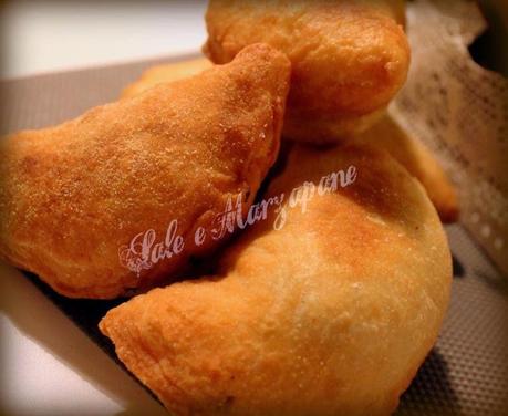 PANZEROTTI (CALZONI) FRITTI CON LIEVITO MADRE PANZEROTTI (CALZONI) FRITTI CON LIEVITO MADRE