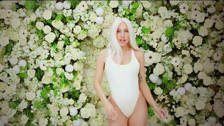 G.U.Y. video: Lady Gaga diventa Donatella Versace