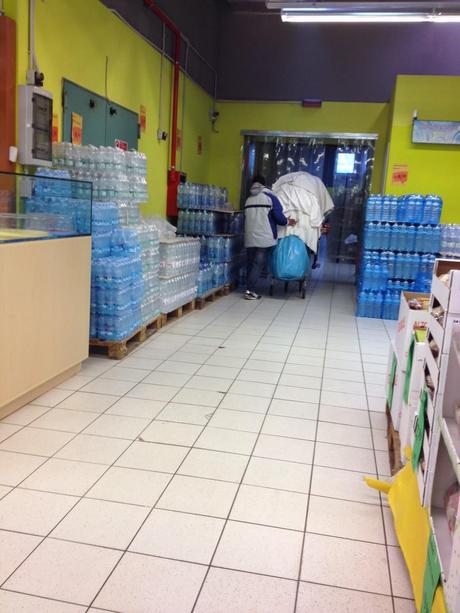 Piove. E la bancarella abusiva dove si ripara? Ma ovvio, nei reparti più igienicamente sensibili del vostro supermercato... Piove. E la bancarella abusiva dove si ripara? Ma ovvio, nei reparti più igienicamente sensibili del vostro supermercato...