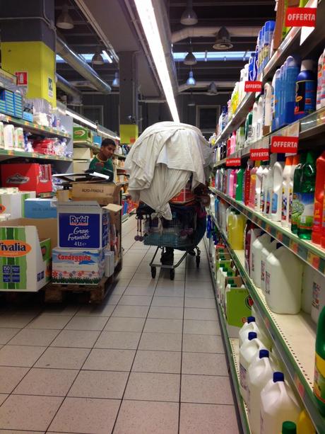Piove. E la bancarella abusiva dove si ripara? Ma ovvio, nei reparti più igienicamente sensibili del vostro supermercato... Piove. E la bancarella abusiva dove si ripara? Ma ovvio, nei reparti più igienicamente sensibili del vostro supermercato...