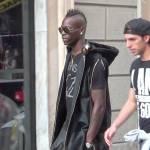 Mario Balotelli in via Montenapoleone02