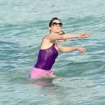 Anne Hathaway, giornata in spiaggia con Adam Schulman 07