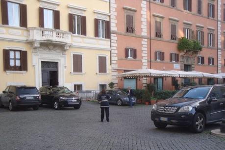 UN GARAGE DAVANTI A PALAZZO FARNESE, CON IL NULLA OSTA DEI PIZZARDONI! L'ALLUCINANTE SCENETTA - DEGNA DI UN FILM DI TOTO' - A CUI ABBIAMO ASSISTITO...