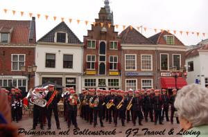 Una banda suona a Amersfoort durante il Koningsdag. Avete visto quanto sono storte le case?