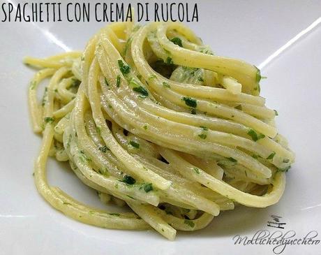 Spaghetti con crema di rucola e robiola spaghetti in crema di rucola