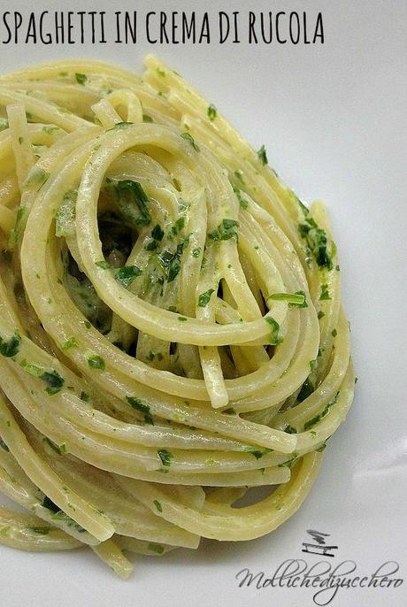 Spaghetti con crema di rucola e robiola spaghetti in crema di rucola