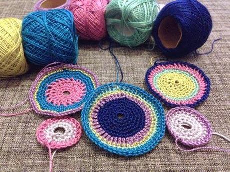 Collana cerchi in crochet e bottoni Collana cerchi in crochet e bottoni