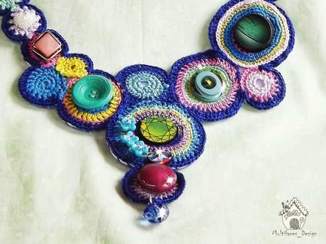 Collana cerchi in crochet e bottoni Collana cerchi in crochet e bottoni