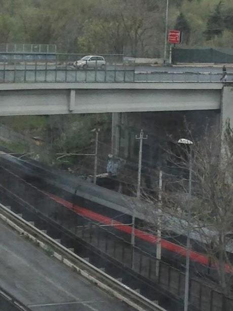 A PONTE DELLE VALLI CRESCE IL CAMPO ROM, E CON ESSO CRESCE ANCHE LA MONTAGNA DI IMMONDIZIA! NELL'INDIFFERENZA GENERALE!