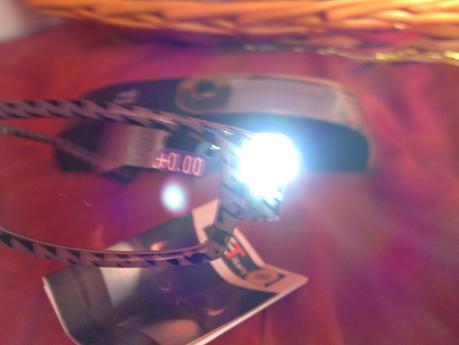 EASYLIGHT OCCHIALI DA LETTURA CON LUCE LED EASYLIGHT OCCHIALI DA LETTURA CON LUCE LED