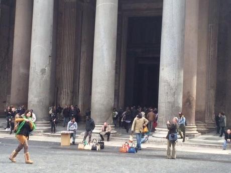 DELIRIO ABUSIVO AL PANTHEON: INCREDIBILE, STANNO ARRIVANDO ADDIRITTURA DENTRO! TUTTO TOLLERATO, TUTTO INDISTURBATO! LA DENUNCIA...