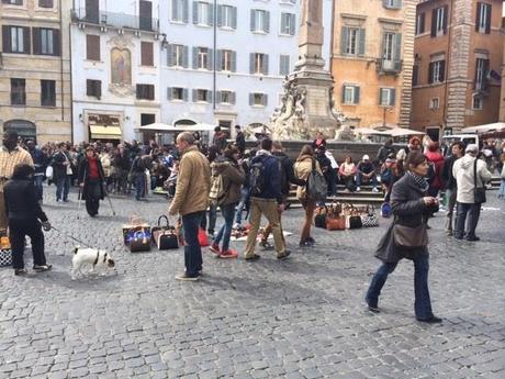 DELIRIO ABUSIVO AL PANTHEON: INCREDIBILE, STANNO ARRIVANDO ADDIRITTURA DENTRO! TUTTO TOLLERATO, TUTTO INDISTURBATO! LA DENUNCIA...