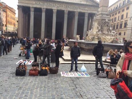 DELIRIO ABUSIVO AL PANTHEON: INCREDIBILE, STANNO ARRIVANDO ADDIRITTURA DENTRO! TUTTO TOLLERATO, TUTTO INDISTURBATO! LA DENUNCIA...