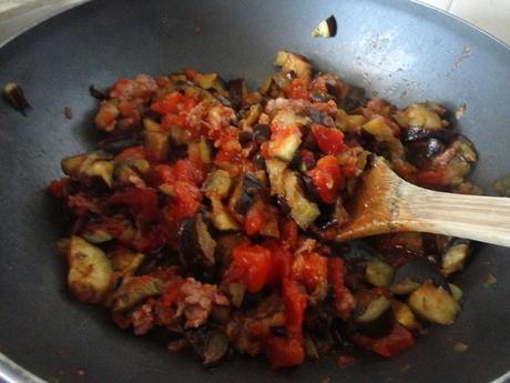 Gnocchi di farro al sugo di melanzane e salsiccia