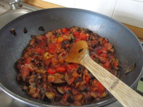 Gnocchi di farro al sugo di melanzane e salsiccia