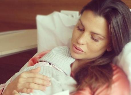 Claudia Galanti, dopo il parto, beve la placenta su Instagram