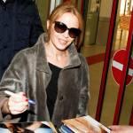 Kylie Minogue firma autografi ai fan a Berlino (foto)