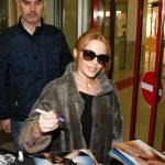 Kylie Minogue firma autografi ai fan a Berlino0607