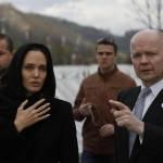 Angelina Jolie, in Bosnia rende omaggio alle vittime di Srebrenica